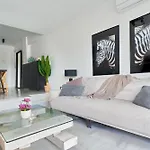 Banus - Banus, Modern, Bright And Balcony Apartment