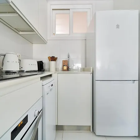 Marbella Banus Suites - Banus - Premium 1Br - 1Ba - Bright & Modern - Outdoor Balcony - Pool - Opposite The Hard Rock Hotel - Walk To Puerto Banus, Beach & El Corte Ing Luxury Shopping *